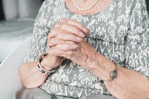 扯！失智婦上樂齡課慘遭員工3度摸胸　外傭在旁目睹急錄影