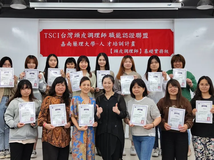 學子通過結訓，開心領到「iCAP調皮調理師」證照。嘉藥提供