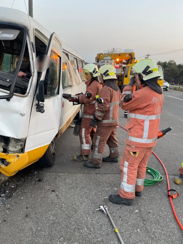 警消協助駕駛脫困。新竹市消防局提供