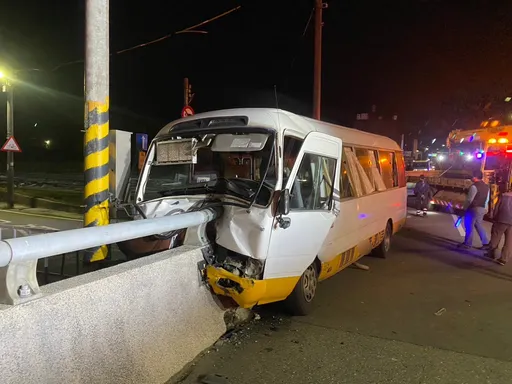 竹科園區接駁車自撞橋墩 駕駛一度受困共8人受傷送醫