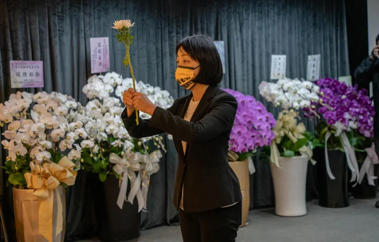 時代力量黨主席王婉諭也到場獻花。翻攝自台灣制憲基金會臉書