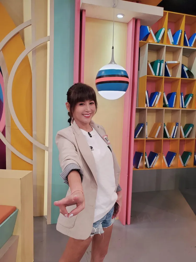 鄭仲茵獨力撫養女兒長大，但身材臉蛋仍保養得宜，堪稱美魔女。引自鄭仲茵臉書