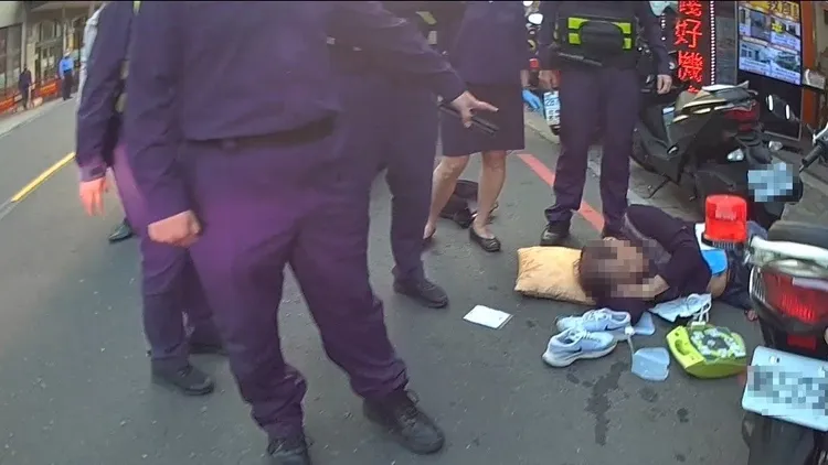 警方也協助進行患者搶救。新北市消防局提供