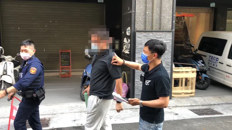 警方將隨機打人的曾姓男子移送法辦。讀者提供