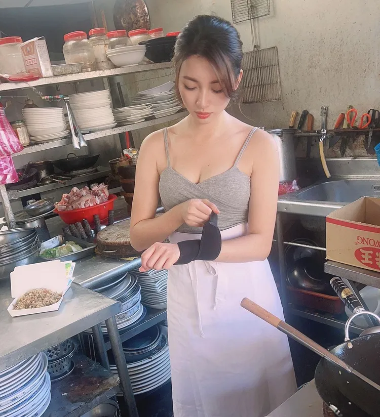 林彤炒飯需要使用護具保護手腕。取自爆廢公社