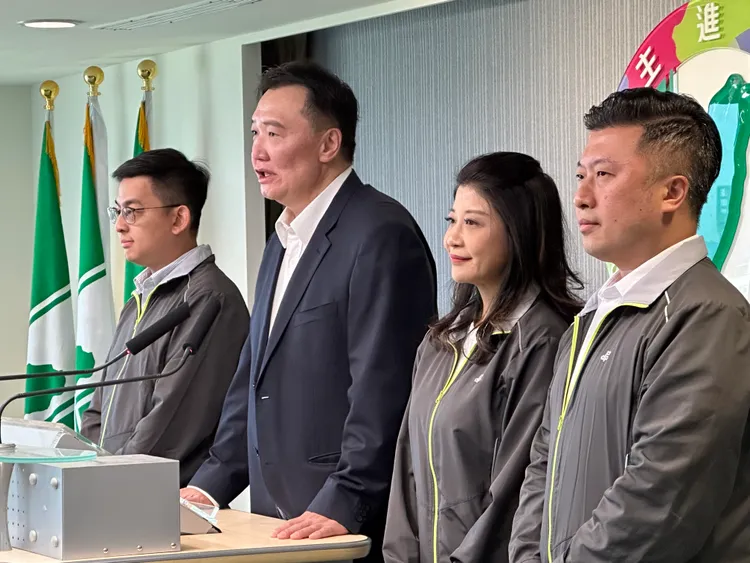 許立明親自帶新任發言人召開記者會。民進黨提供