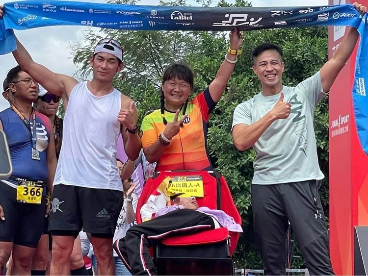 王俊智與鋼鐵媽陳嘉齡、藝人亮哲一同完賽。新北市保大提供