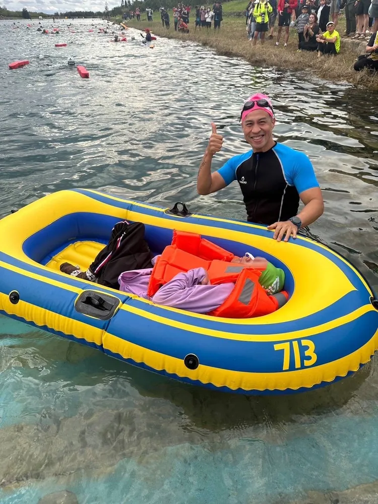 王俊智拉著小艇遊1.5公里。新北市保大提供