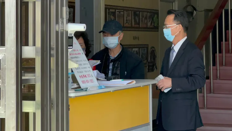 國泰洋酒董事長劉榮祺（中），2月16日獲裁定以1億元交保。民眾提供