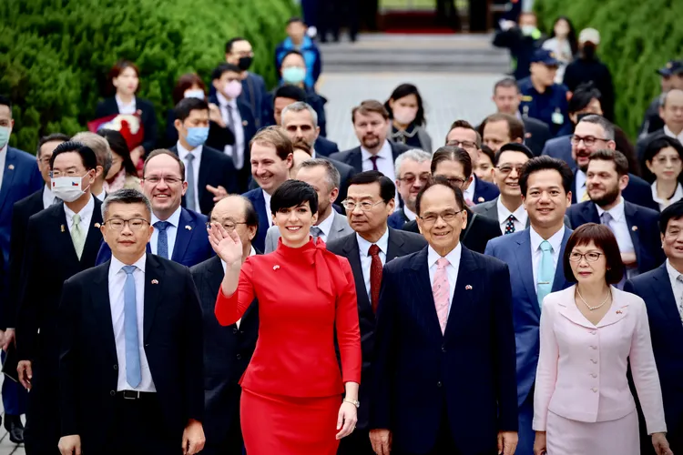 艾達莫娃訪團今早到立院議場參訪。林林攝