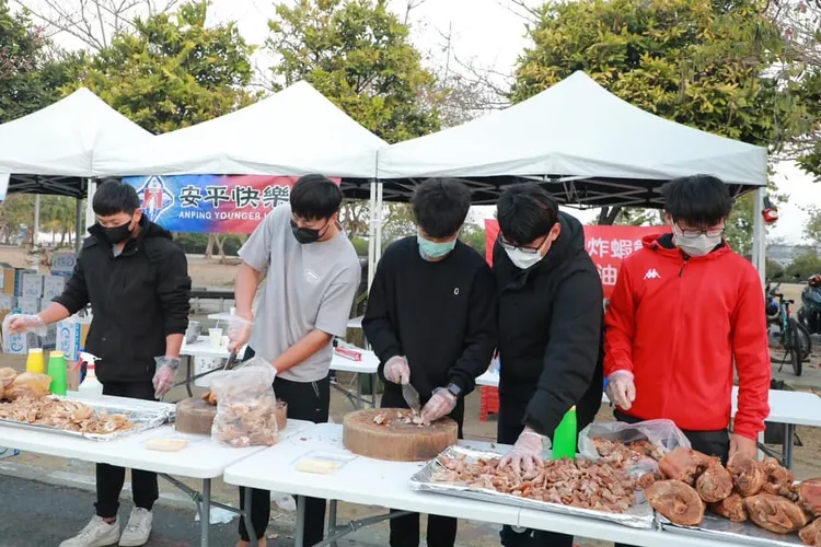 古都馬補給站有現切豬腳。取自黃偉哲臉書