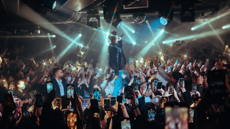 高爾宣在香港夜店開唱，現場擠得水洩不通。龍大謝音樂提供