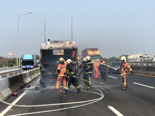 國一南下西螺段火燒車　聯結車自燃竄濃煙！車流一度回堵12公里