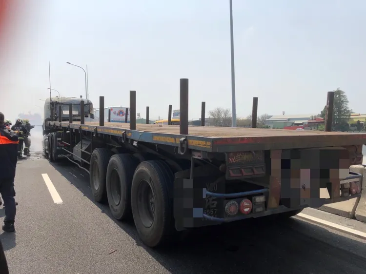 聯結車車頭起火，佔據外線車道。讀者提供