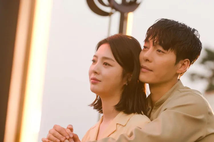 嚴賢璟（左）在《第二任丈夫》和韓基雄共譜初戀情緣。中天娛樂台提供