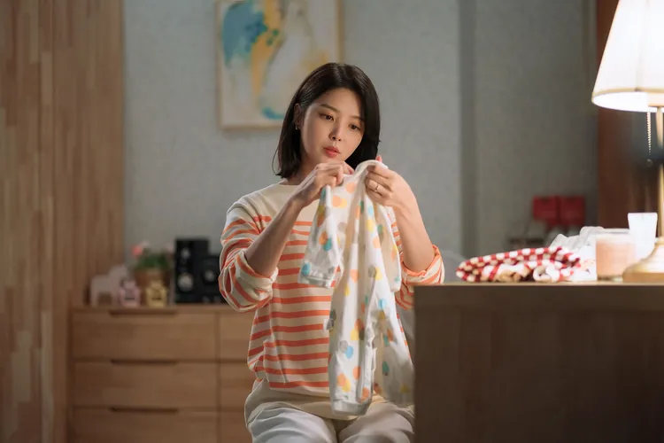 嚴賢璟在《第二任丈夫》剛產下兒子卻面臨未婚夫的背叛。中天娛樂台提供