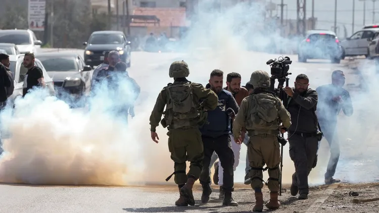 以色列軍警發射催淚彈驅離巴勒斯坦城鎮民眾。美聯社