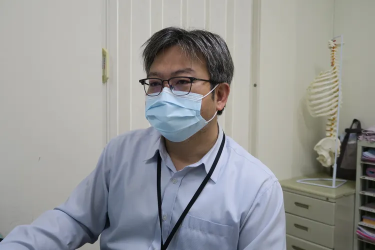 部立彰化醫院胸腔外科主任林聿騰為病患進行微創手術將肋骨復位，大大降低病患呼吸及咳嗽帶來的疼痛感。