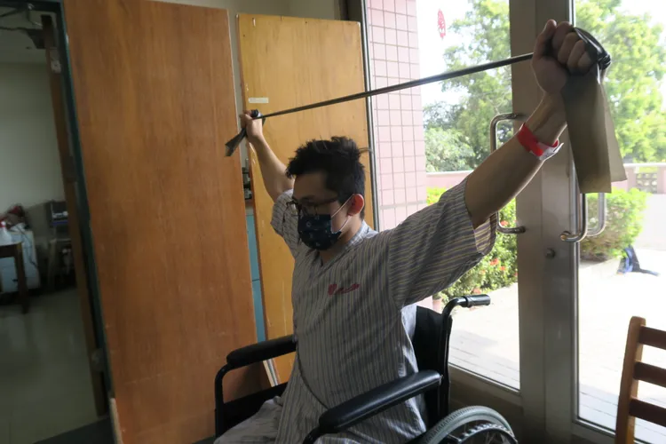 李政錡目前透過積極復健，誓言重返健身界。彰化醫院提供