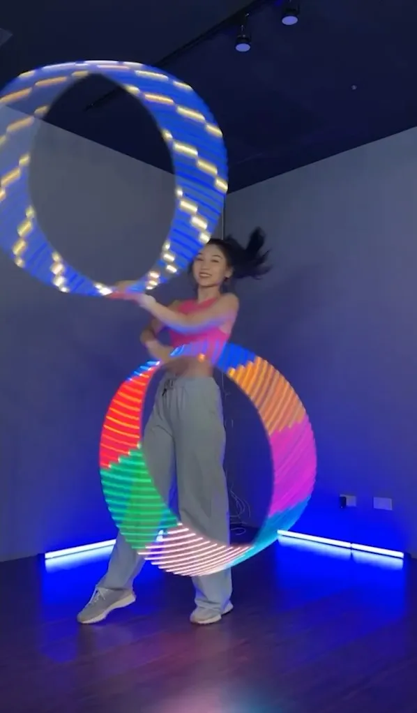 呼啦圈可以鍛煉下半身前後所有肌群，對腹肌有明顯效果同時也刺激心血管系統，達到活絡效果。 每分鐘燃燒7~10卡路里。IG@dreamrunnerz_tanya 提供