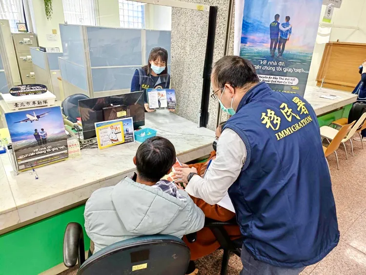 移民署人員以印尼語向兩人說明專案。翻攝畫面