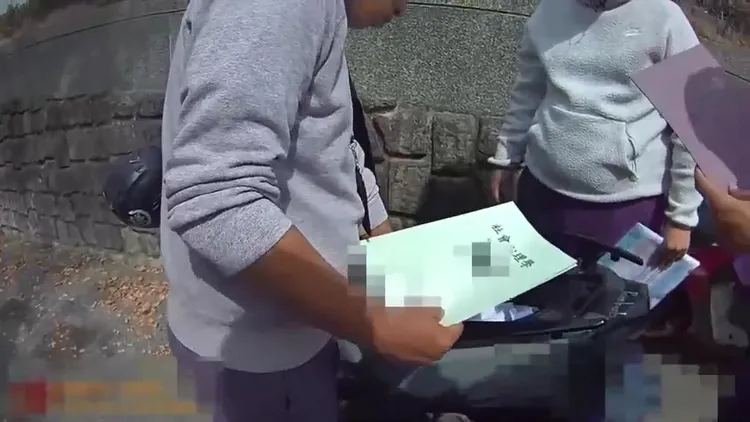 警方在鄭嫌機車置物箱發現社會心理學等網頁設計等書籍。警方提供