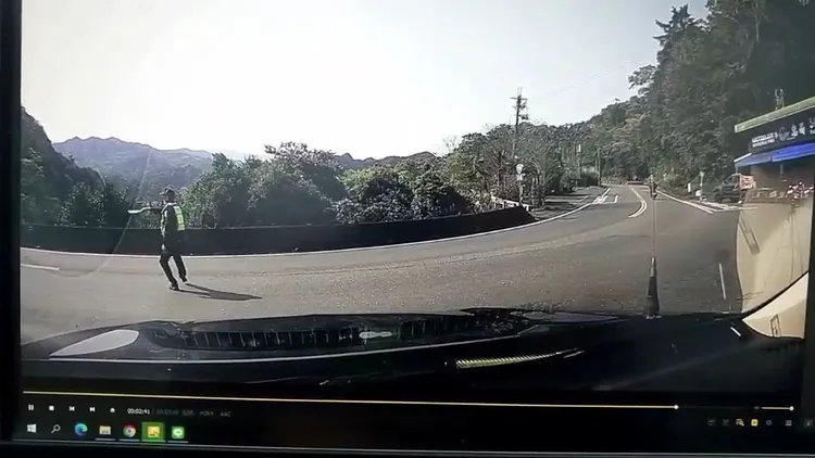 警方出示行車紀錄器澄清當時有吹哨及持指揮棒示意。新店警分局提供