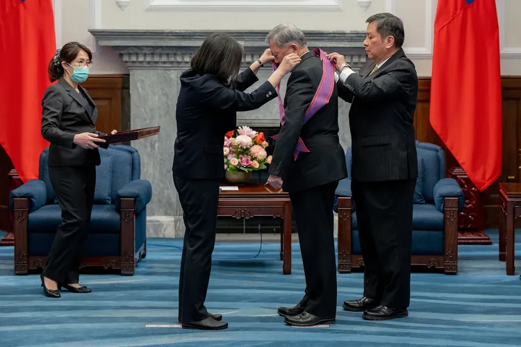 沈榮津獲贈勳章。總統府提供