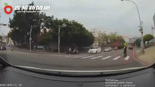 遭釣魚執法未禮讓行人?網酸「這警察學設計的」 嘲諷沒去演戲可惜了!