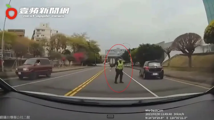 駕駛人通過路口後，立刻被另名警員大動作攔停。翻攝自臉書「爆廢公社二館」