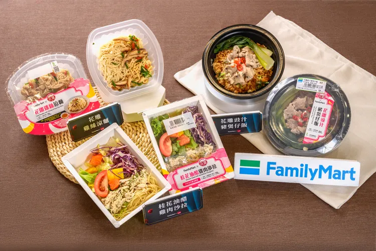 全家與台酒聯手端出道地酒香鮮食，「花雕豉汁豬煲仔飯」，搭配特調港式花雕醬；「花雕雞絲涼麵」以白細冷麵搭配清爽醬汁；「桂花油醋雞肉沙拉」醬汁以玉泉桂花釀入料熬煮，尾韻帶有清雅桂花香。業者提供