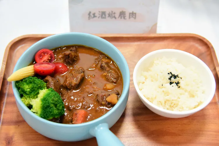 鹿肉特色料理紅酒燉鹿肉。屏科大提供