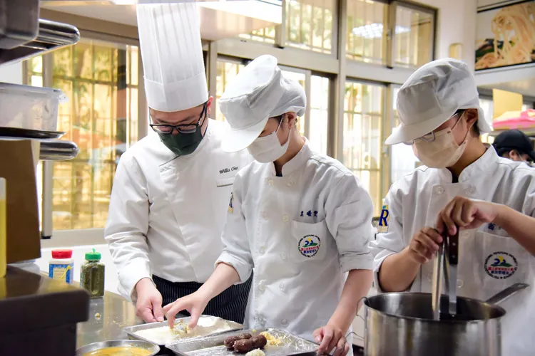 餐旅系趙偉廷指導學生以台灣水鹿的里肌、腹脇、菲力和腿肉等不同部位及。屏科大提供