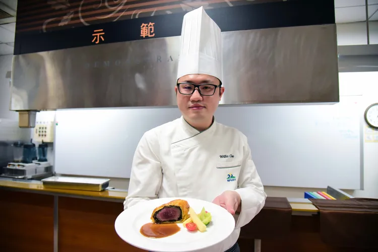 餐旅系趙偉廷製作「威靈頓鹿排」鹿肉特色料理。屏科大提供
