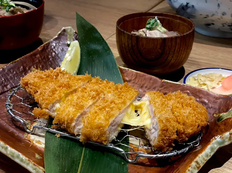 「雙色起士里肌豬排套餐」，售價310元。曾仲葳攝