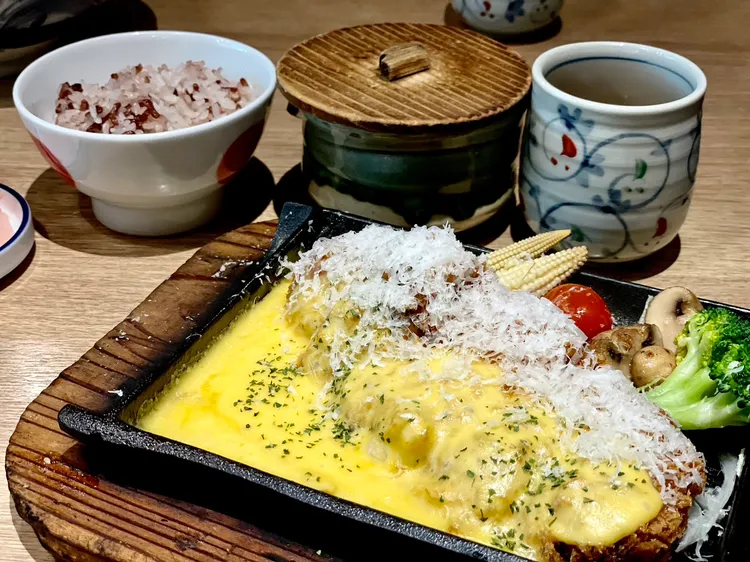 伊勢路勝勢日式豬排3月起推出全新「熔岩起士里肌豬排套餐」。曾仲葳攝