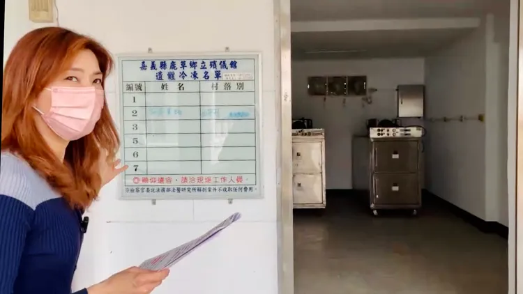 館方強調，告示牌有清楚標示姓名、村落，工作人員指引後交由殯葬社處理後續。讀者提供