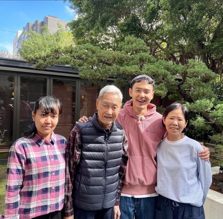 阮經天（右二）和爺爺（左二）感情深厚。翻攝阮經天IG