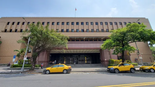 她北市騎車撞上一坨爛泥慘摔車！　全因曳引車駕駛只做了這件事就離開