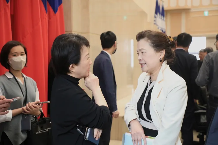 盧秀燕今出席行政院會，與經濟部長王美花討論中部水情議題。台中市政府提供