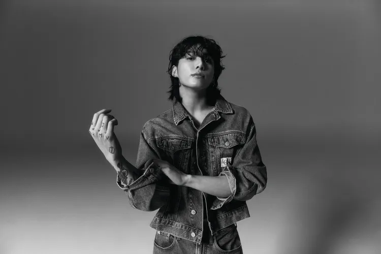 柾國拍攝Calvin Klein形象照，鏡頭下柾國率性演繹Calvin Klein一系列春季造型。品牌提供