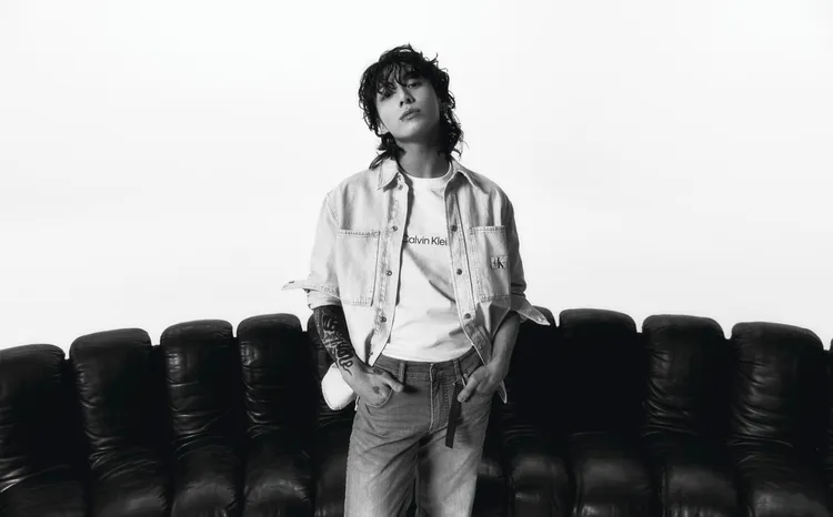 柾國有著179公分身高和俊秀長相，也讓粉絲著迷，還讚美他「臉蛋和身材都是傳奇」。