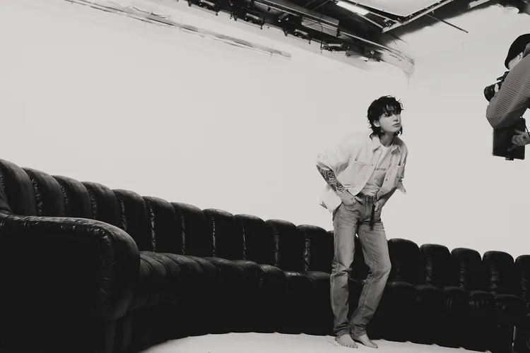 柾國演繹Calvin Klein 2023春季系列拍攝花絮照。品牌提供