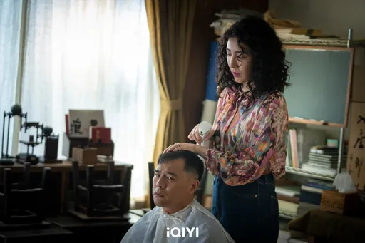 楊謹華頂雀斑爆炸頭耍流氓　反被竇智孔讚「像張曼玉」