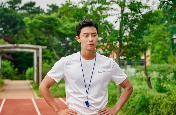 朴敘俊片中飾演足球員出身的教練。翻攝PLUS M