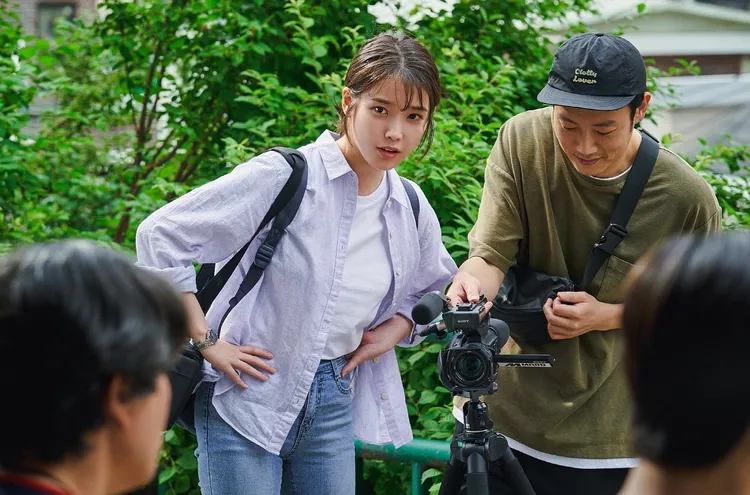 IU扮演紀錄片製作人。翻攝PLUS M