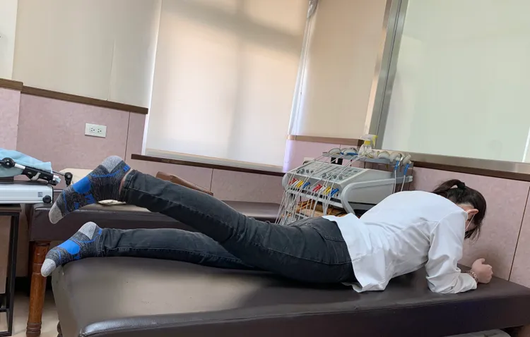 第二式「趴姿抬腿」。讀者提供