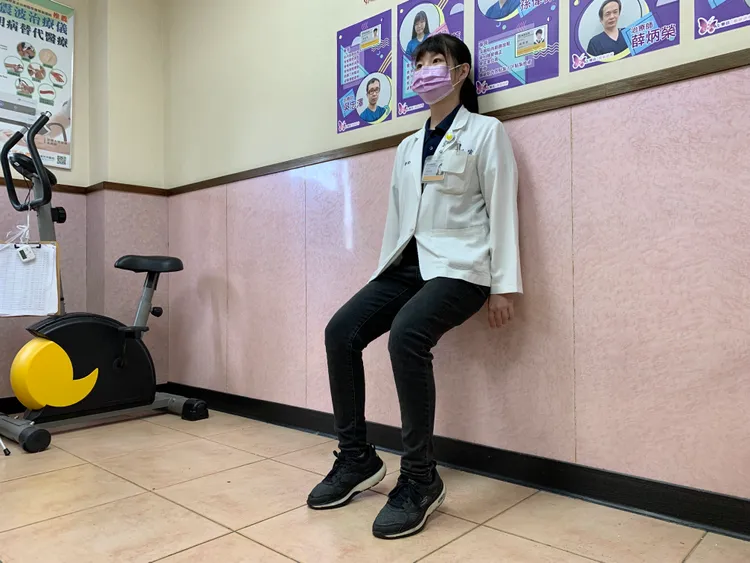 第一式「靠牆深蹲踮腳尖」運動。讀者提供