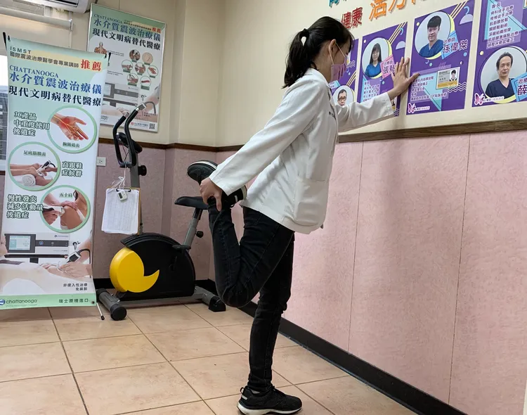 第三式「大腿前側肌肉伸展」。讀者提供