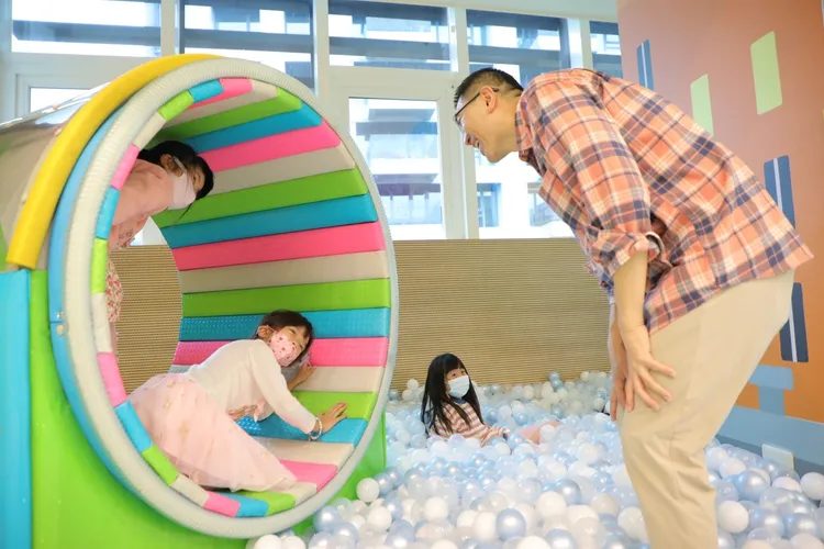 謝國樑預計未來7個行政區都會規畫設置室內兒童樂園。翻攝畫面